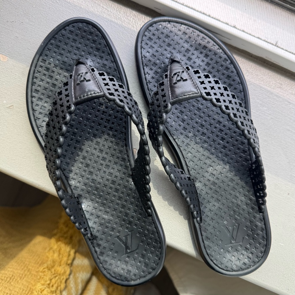 Louis Vuitton | Black Rubber Monogram Flip Flop Sandals ~ US 4 - Picture 2 of 9